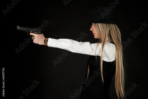 Photo: donna con pistola donna con pistola