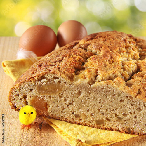Photo: angeschnittenes osterbrot mit dekoküken angeschnittenes osterbrot mit dekoküken