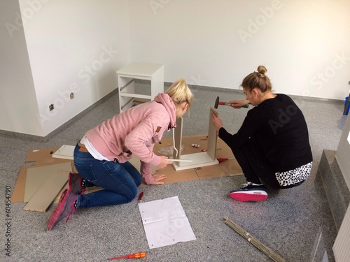 Instant Collection: Zwei junge Frauen in der neuen Wohnung Zwei junge Frauen in der neuen Wohnung