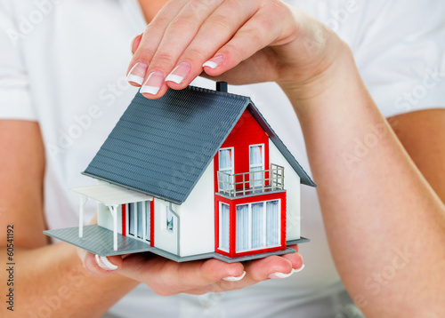 Photo: Immobilienmaklerin mit Haus und Schlüßel Immobilienmaklerin mit Haus und Schlüßel