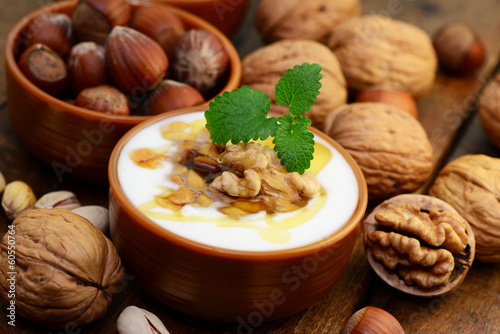 Photo: Joghurt mit Honig und Nüssen Joghurt mit Honig und Nüssen