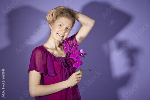 Photo: Frau mit lila Orchidee und Schatten (Radiant Orchid) Frau mit lila Orchidee und Schatten (Radiant Orchid)