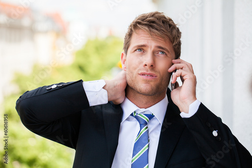 Photo: gestresster telefonierender Mann gestresster telefonierender Mann