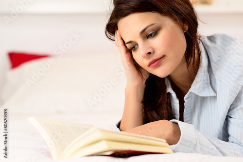Photo: Ragazza che legge un libro Ragazza che legge un libro