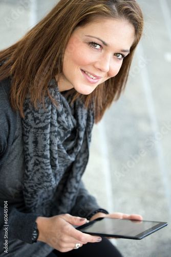 Photo: junge Frau mit Tablet lächelt junge Frau mit Tablet lächelt