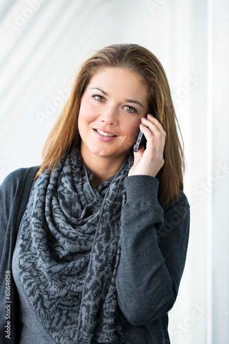 Photo: junge Frau mit Smartphone ansprechend junge Frau mit Smartphone ansprechend