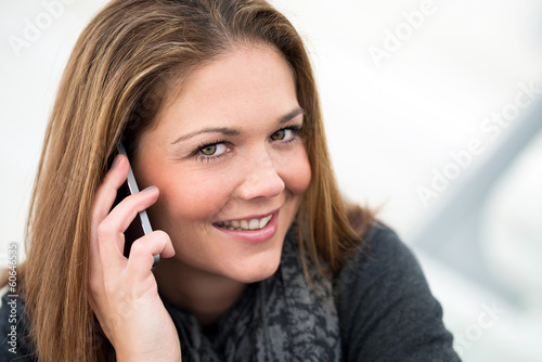 Photo: junge Frau telefoniert und lächelt junge Frau telefoniert und lächelt