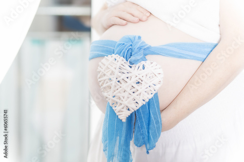 Photo: Babybauch mit blauer Schleife Babybauch mit blauer Schleife
