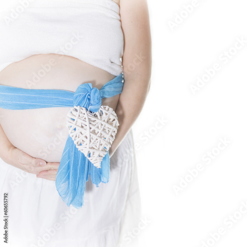 Photo: Babybauch mit blauer Schleife isoliert Babybauch mit blauer Schleife isoliert