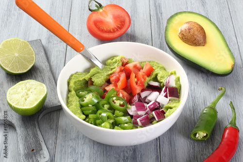 Photo: insalata guacamole con frutta e verdura fresca insalata guacamole con frutta e verdura fresca