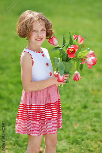 Photo: Kind schenkt Tulpen zum Muttertag Kind schenkt Tulpen zum Muttertag
