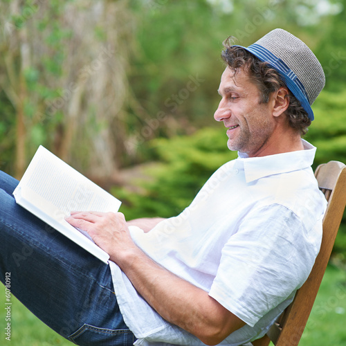 Photo: Mann liest Buch im Garten Mann liest Buch im Garten