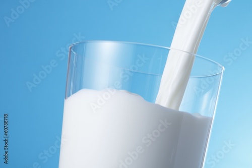 Photo: 牛乳を注ぐ 牛乳を注ぐ