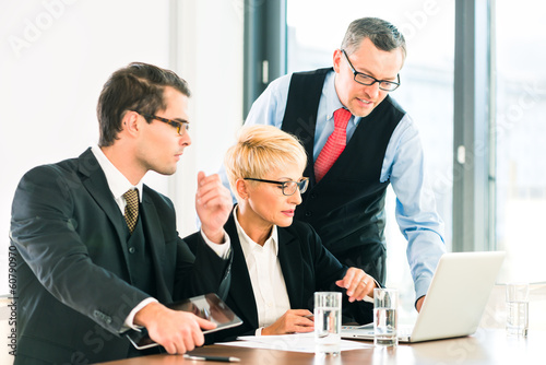 Photo: Business - Meeting oder Besprechung in Büro Business - Meeting oder Besprechung in Büro