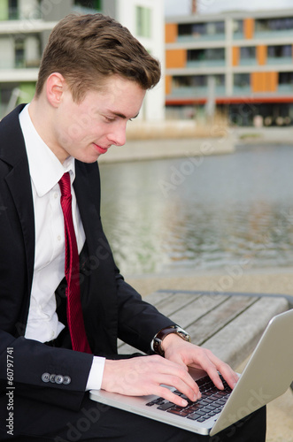 Photo: geschäftsmann surf im internet geschäftsmann surf im internet