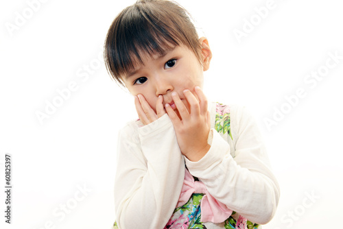 Photo: 困った表情の幼い女の子 困った表情の幼い女の子