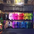 Bunte T-Shirts im Modeladen Bunte T-Shirts im Modeladen
