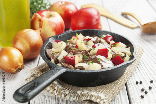 Photo: Chicken liver stewed with apples and onion Chicken liver stewed with apples and onion