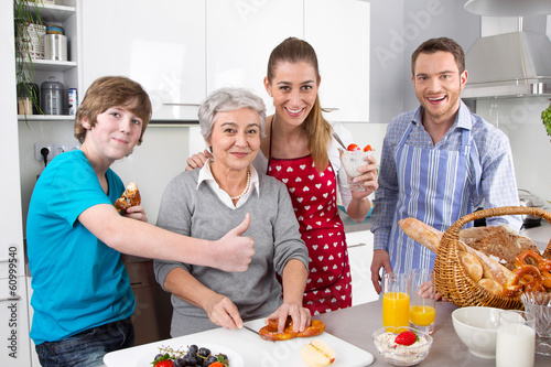 Photo: Glückliche Familie mit Großmutter in der Küche Glückliche Familie mit Großmutter in der Küche