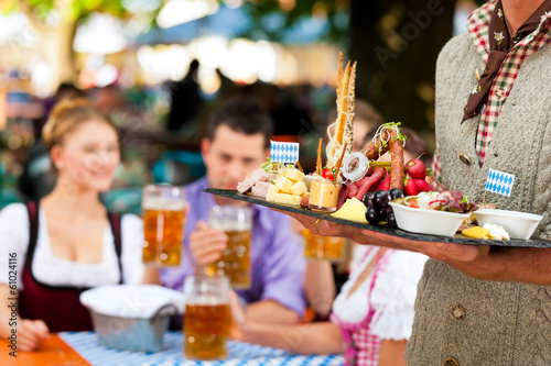 Photo: Im Biergarten - eine gute Brotzeit Im Biergarten - eine gute Brotzeit