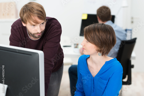 Photo: nachdenkliche kollegen am arbeitsplatz nachdenkliche kollegen am arbeitsplatz