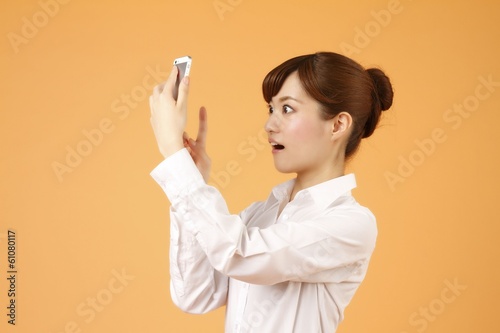 Photo: スマホを使う女性 スマホを使う女性