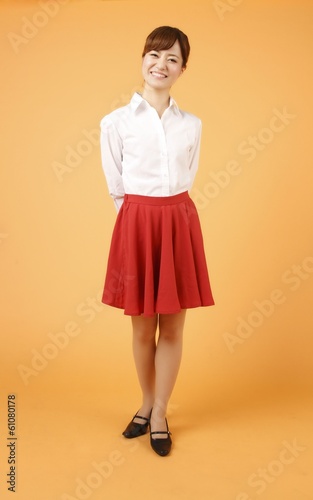 Photo: 若い女性の立ちポーズ 若い女性の立ちポーズ