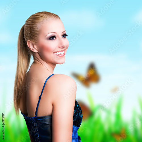 Photo: junge blonde Frau vor Frühlingshintergrund junge blonde Frau vor Frühlingshintergrund