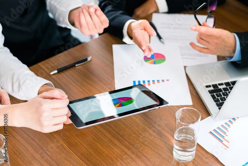 Photo: Business - Geschäftsleute arbeitet mit Tablet Computer Business - Geschäftsleute arbeitet mit Tablet Computer
