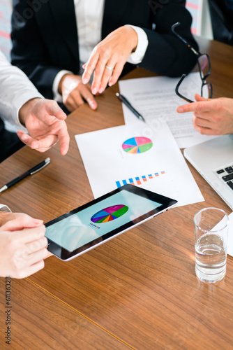 Photo: Business - Geschäftsleute arbeitet mit Tablet Computer Business - Geschäftsleute arbeitet mit Tablet Computer