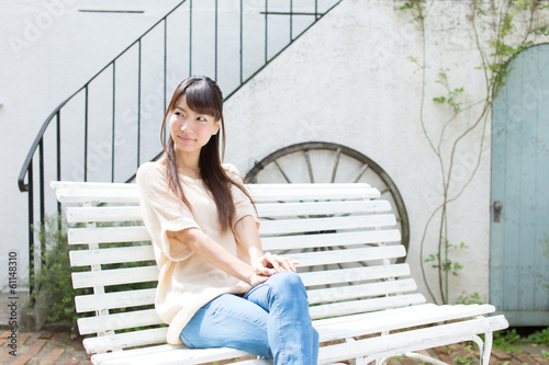 Photo: ベンチに座る女性 ベンチに座る女性