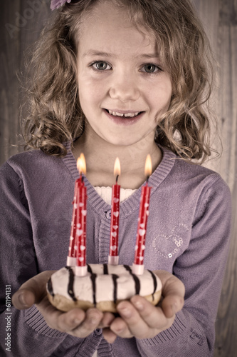 Photo: Kind mit Kuchen für Mutti Kind mit Kuchen für Mutti