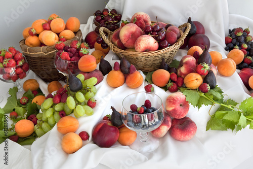 Photo: Fruits frais d'été sur un buffet de cocktail Fruits frais d'été sur un buffet de cocktail