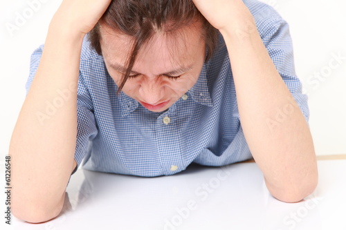 Photo: 悩む男性 悩む男性