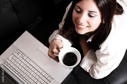 Photo: Frau mit Kaffee und Laptop Frau mit Kaffee und Laptop