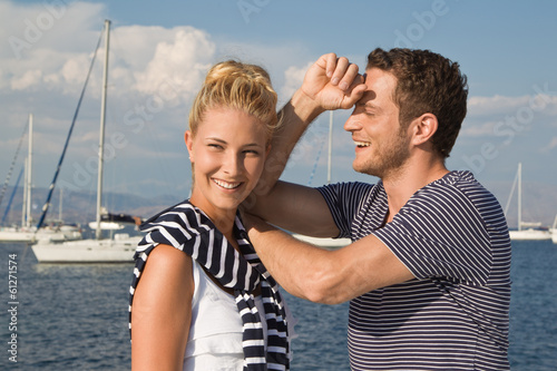 Photo: Junges Paar - Mann und Frau beim Segeln im Sommer Urlaub Junges Paar - Mann und Frau beim Segeln im Sommer Urlaub
