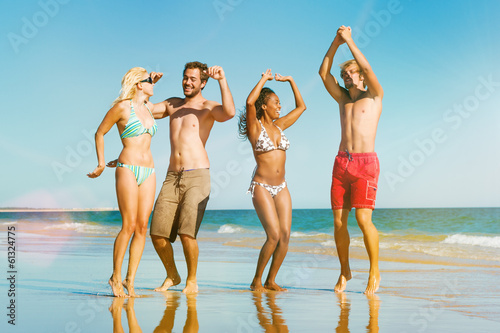 Photo: Freunde tanzen am Meer Strand im Urlaub Freunde tanzen am Meer Strand im Urlaub