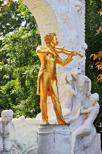 Photo: The statue of Johann Strauss with violin The statue of Johann Strauss with violin