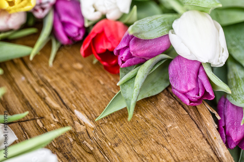 Photo: rustikales holz mit tulpen rustikales holz mit tulpen
