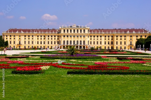 Photo: Schonbrunn Palace and gardens, Vienna, Austria Schonbrunn Palace and gardens, Vienna, Austria