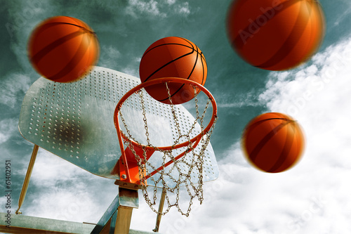 Photo: Canasta de baloncesto Y pelotas.Fondo de deportes Canasta de baloncesto Y pelotas.Fondo de deportes