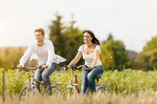 Photo: Junges Paar fahren Fahrrad im Sommer Junges Paar fahren Fahrrad im Sommer