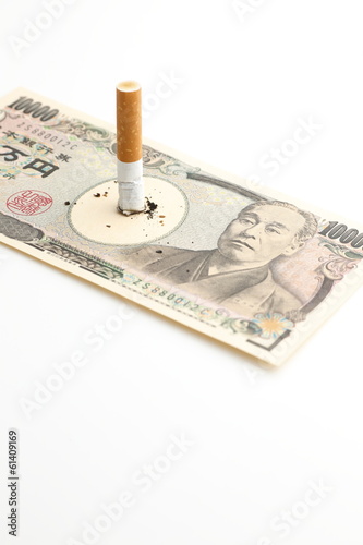 Photo: お金とタバコ お金とタバコ