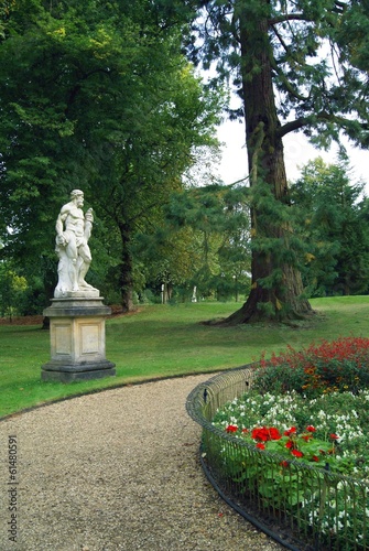 Photo: man statue in a park man statue in a park
