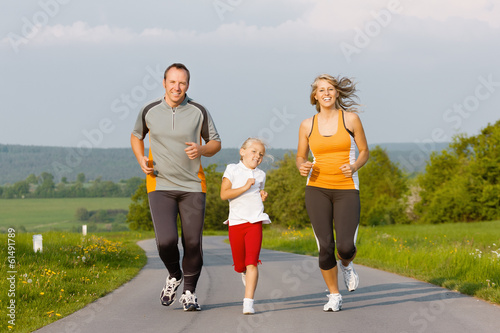 Photo: Familie joggt in der Natur für Sport Fitness Familie joggt in der Natur für Sport Fitness