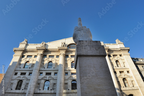 Photo: Milano - Palazzo della Borsa e dito di Cattelan Milano - Palazzo della Borsa e dito di Cattelan