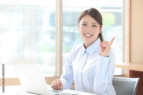Photo: お勧めする若いOL お勧めする若いOL