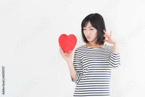 Photo: ハートを持った女性 ハートを持った女性