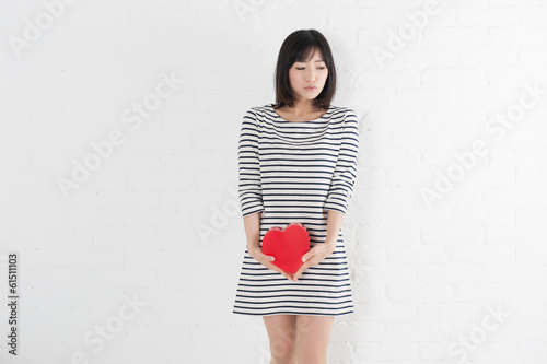 Photo: ハートを持った女性 ハートを持った女性