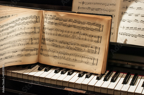 Photo: pianoforte con spartito pianoforte con spartito